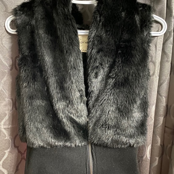 Mendocino black fur vest 🖤🐻 - Picture 1 of 1